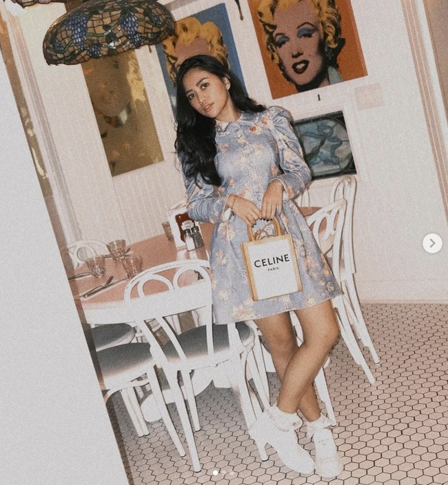 Kencan bersama kekasihnya Salim di Restoran Serendipity 3 di New York, Rachel Vennya bergaya dengan mini dress bunga dan membawa tas Celine seharga Rp 17 jutaan. Restoran tersebut merupakan tempat ikonik yang menjadi lokasi syuting sederet film dan serial Hollywood seperti Serendipity, One Fine Day dan Gossip Girls. Foto: Dok. Instagram @rachelvennya