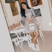 Kencan bersama kekasihnya Salim di Restoran Serendipity 3 di New York, Rachel Vennya bergaya dengan mini dress bunga dan membawa tas Celine seharga Rp 17 jutaan. Restoran tersebut merupakan tempat ikonik yang menjadi lokasi syuting sederet film dan serial Hollywood seperti Serendipity, One Fine Day dan Gossip Girls. Foto: Dok. Instagram @rachelvennya