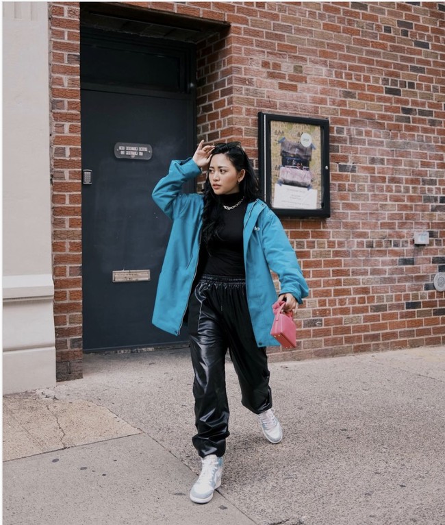 Kali ini untuk pemotretan Erigo, Rachel Vennya mengenakan cargo pants dan atasan serba hitam yang dibalut dengan jaket koleksi terbaru dari brand lokal yang perdana menampilkan karyanya di New York Fashion Week 2021. Foto: Dok. Instagram @rachelvennya