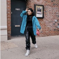 Kali ini untuk pemotretan Erigo, Rachel Vennya mengenakan cargo pants dan atasan serba hitam yang dibalut dengan jaket koleksi terbaru dari brand lokal yang perdana menampilkan karyanya di New York Fashion Week 2021. Foto: Dok. Instagram @rachelvennya