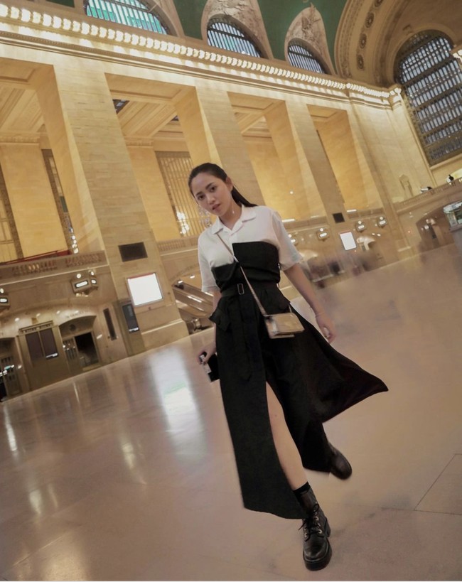 Bergaya di Grand Central Terminal, Rachel Vennya memakai busana dari brand lokal SAV LAVIN.  Foto: Dok. Instagram @rachelvennya