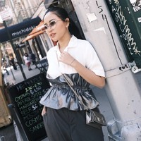 Mengenakan kemeja dari Erigo, Rachel Vennya memadukannya dengan brand high end saat bergaya di jalanan New York. Ibu dua anak itu tampak memakai tas dari Dior yang matching dengan atasan silvernya. Foto: Dok. Instagram @rachelvennya