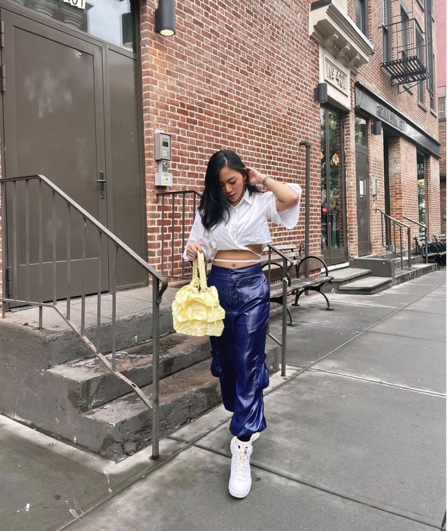 Rachel Vennya yang sukses menurunkan berat badannya setelah menjalani diet tampil bergaya dengan crop top dan celana cargo biru satin saat melakukan #ootd perdananya di New York. Foto: Dok. Instagram @rachelvennya