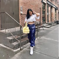 Rachel Vennya yang sukses menurunkan berat badannya setelah menjalani diet tampil bergaya dengan crop top dan celana cargo biru satin saat melakukan #ootd perdananya di New York. Foto: Dok. Instagram @rachelvennya