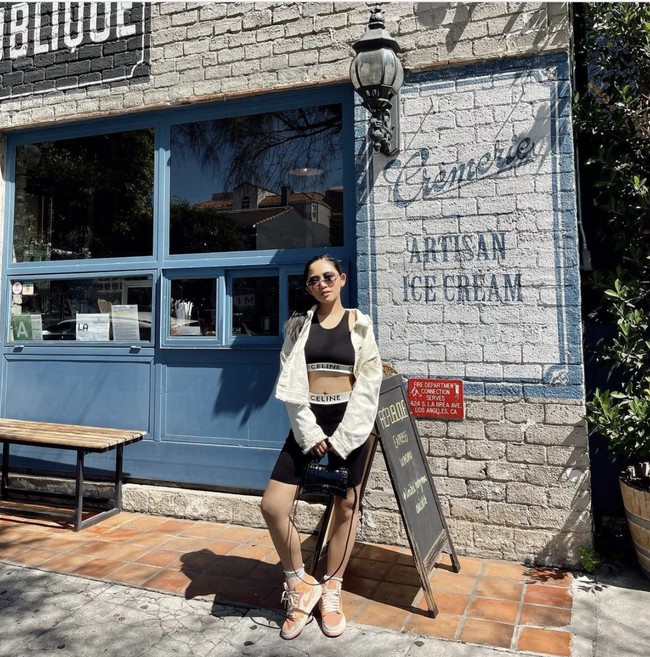 Rachel Vennya bergaya dengan sports bra dan celana atletik dari brand Celine di depan salah satu resto di LA. Rachel kini jadi atensi karena Kapendam Jaya Kolonel Herwin BS dalam keterangan tertulisnya menyatakan bahwa influencer dengan followers lebih dari 6,8 juta di Instagram itu kabur dari karantina. Berdasarkan penyelidikan, Rachel kabur dari karantina di Wisma Atlet dengan dibantu oknum TNI. Foto: Dok. Instagram @rachelvennya