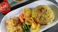 Kalau mau puas makan nasi goreng dengan lauk bistik ayam, kamu bisa bikin nasi goreng bistik. Nasi goreng dengan lauk bistik ayam ini favorit banyak orang. racik sendiri dengan panduan resep ini. Foto: Dok. Heinz ABC