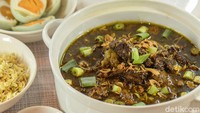 Meskipun kuahnya hitam pekat tetapi jangan ragu dengan rasanya. Rawon daging khas Jawa Timur dengan bumbu keluwak ini rasanya gurih mantap. Bisa dibuat dengan panduan resep ini. Foto: derikcom/Ari Saputra
