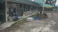 Meskipun kini bangunan tersebut sudah telihat kumuh, dengan banyak bagian yang rusak hingga terdapat banyak coretan di setiap kacanya, tetapi rumah makan tersebut memiliki kisah sukses selama 40 tahun beroperasi. (Ismet Selamet/detikcom)