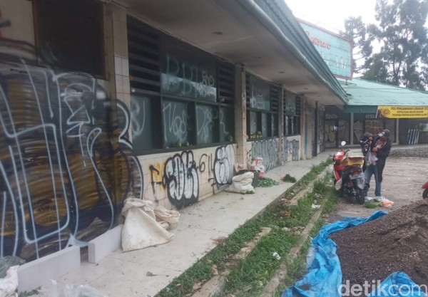 Coretan berupa tulisan menggunakan cat pilok memenuhi jendela hingga tembok di banyak bagian di rumah makan tersebut (Ismet Selamet/detikcom) Coretan berupa tulisan menggunakan cat pilok memenuhi jendela hingga tembok di banyak bagian di rumah makan tersebut (Ismet Selamet/detikcom)