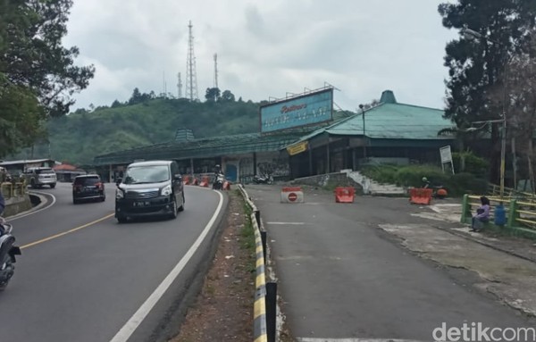 Bangunan yang sudah setahun lebih tutup itu terbengkalai. Banyak bagian rumah makan yang rusak. bagian langit-langit yang berlubang. Keramik di lantai dan tembok bangunan pun sudah retak. (Ismet Selamet/detikcom) Bangunan yang sudah setahun lebih tutup itu terbengkalai. Banyak bagian rumah makan yang rusak. bagian langit-langit yang berlubang. Keramik di lantai dan tembok bangunan pun sudah retak. (Ismet Selamet/detikcom)