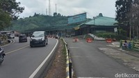 Bangunan yang sudah setahun lebih tutup itu terbengkalai. Banyak bagian rumah makan yang rusak. bagian langit-langit yang berlubang. Keramik di lantai dan tembok bangunan pun sudah retak. (Ismet Selamet/detikcom)