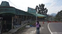 Empat dekade buka dan mengalami masa kejayaannya, Rumah Makan Rindu Alat di Kawasan Puncak Bogor akhirnya ditutup karena habisnya izin pada 2020 lalu. (Ismet Selamet/detikcom)