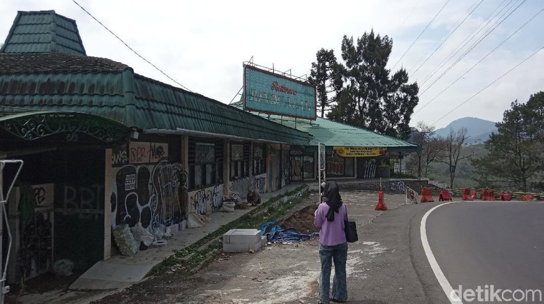 Rumah makan Rindukan Alam yang kini terbengkalai Rumah makan Rindukan Alam yang kini terbengkalai