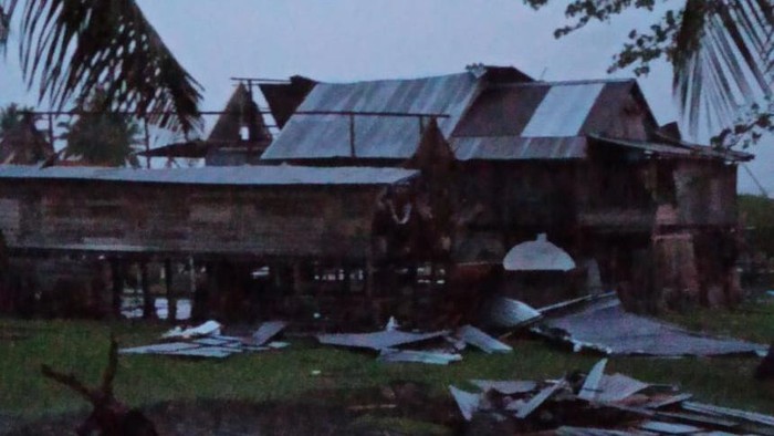Rumah warga di Polman rusak diterjang angin puting beliung