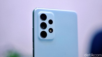 Samsung Galaxy A52s 5G dibekali empat kamera di bagian belakang. Komposisinya terdiri dari kamera utama 64MP yang dilengkapi OIS, lensa ultra-wide 12MP, lensa depth 5MP, dan lensa macro 5MP. Foto: Adi Fida Rahman/detikINET
