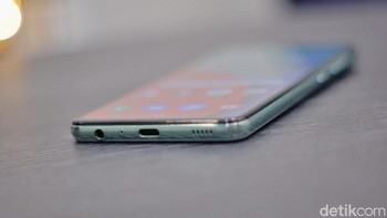 Bagian bawah terdapat port USB Type C dan port jack audio 3,5 mm. Foto: Adi Fida Rahman/detikINET