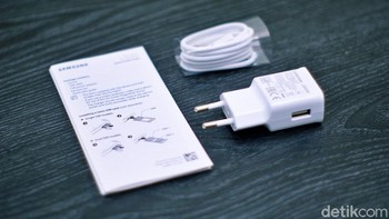 Samsung hanya menyertakan aksesori charger, kabel data dan buku petunjuk. Foto: Adi Fida Rahman/detikINET