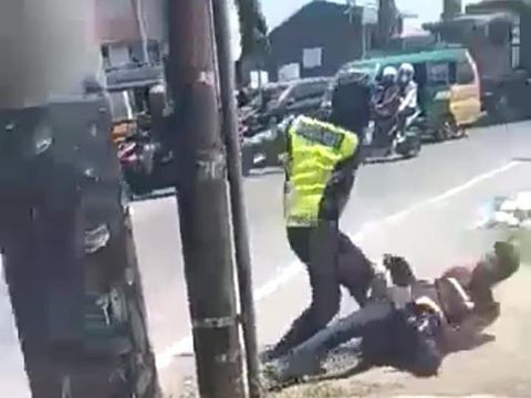 Screenshot viral polisi pukul warga di Deli Serdang (dok. Istimewa)