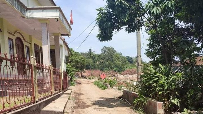 Sedikitnya 12 Kepala Keluarga di Sumedang resah akibat akses jalan keluar masuk kampung terisolasi Proyek Tol Cisumdawu.