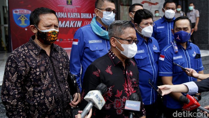 Serahkan Bukti ke Kemenkumham, Demokrat Lawan Gugatan Moeldoko Partai Demokrat bersama kuasa hukum datangi kantor Kemenkumham. Mereka datang untuk menyerahkan bukti terkait pengajuan uji materi AD/ART kubu Moeldoko.