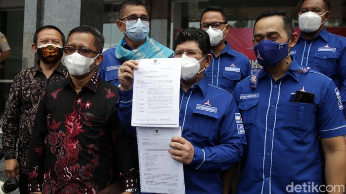 Serahkan Bukti ke Kemenkumham, Demokrat Lawan Gugatan Moeldoko Partai Demokrat bersama kuasa hukum datangi kantor Kemenkumham. Mereka datang untuk menyerahkan bukti terkait pengajuan uji materi AD/ART kubu Moeldoko.