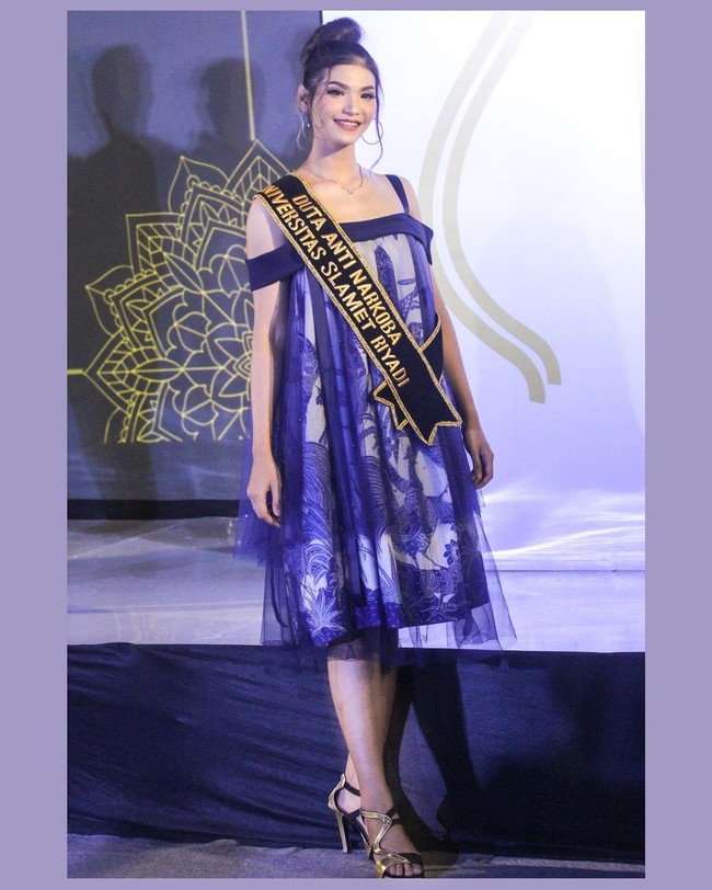 Kesibukannya pun bukan hanya sebagai atlet dan model, wanita cantik itu juga ditunjuk sebagai Duta Anti Narkoba oleh kampusnya. Ia mendapat tugas untuk mensosialisasikan bahaya obat-obatan terlarang. Foto: Instagram @shindysasgiadyl_11