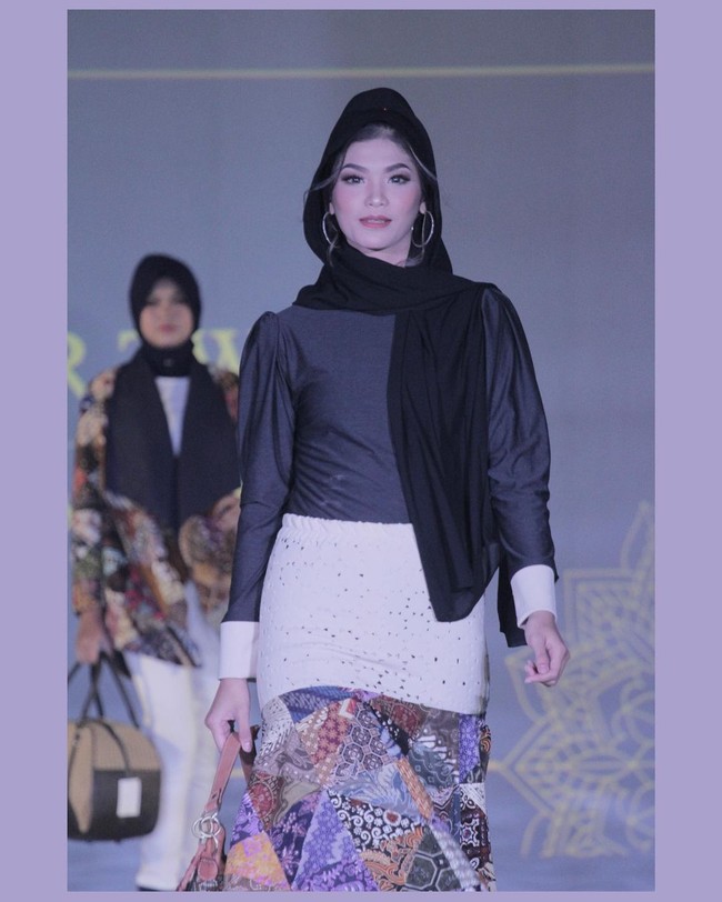 Dalam akun Instagram, ia memang kerap memperlihatkan aksinya sebagai model di tengah potretnya sebagai olahragawan. Wanita kelahiran Solo itu pun tampak beberapa kali memperagakan busana desainer di fashion show. Foto: Instagram @shindysasgiadyl_11