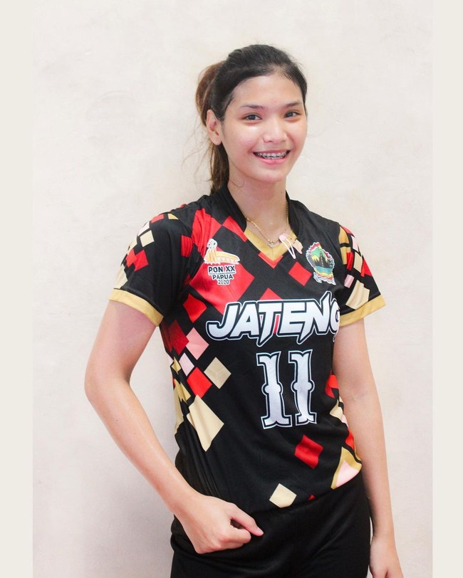 Shindy Sasgia Dwi Yuniar Liswanti adalah salah satu atlet voli yang berlaga dalam PON XX Papua. Sasgia beserta timnya baru saja memenangkan medali perak untuk Jawa Tengah. Foto: Instagram @shindysasgiadyl_11