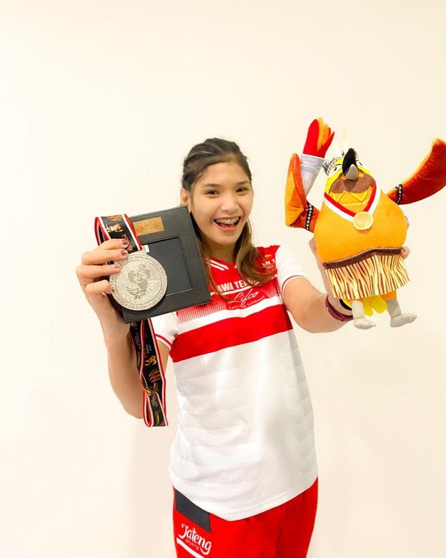 Sosok Shindy Sasgia pun jadi perhatian. Wanita bertinggi 182 cm itu ternyata juga berprofesi sebagai model sebagai atlet. Foto: Instagram @shindysasgiadyl_11