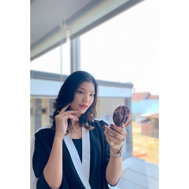 Wanita 23 tahun yang pernah tergabung dalam timnas dan mewakili Indonesia di turnamen internasional itu kini tengah sibuk mempersiapkan skripsi. Foto: Instagram @shindysasgiadyl_11