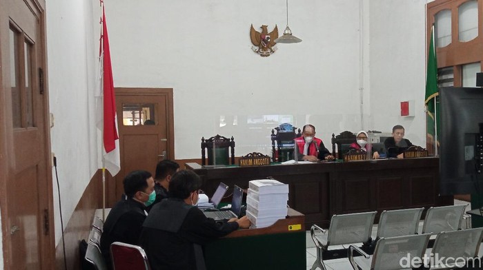 Sidang korupsi Ade Barkah