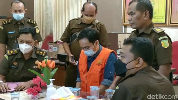 Tersangka kasus kredit fiktif bank BUMN senilai Rp 2,9 miliar saat dihadirkan jumpa pers di Kejari Brebes, Kamis (14/10/2021).