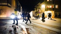 Mendapat informasi terkait aksi penyerangan dengan busur dan panah, pihak kepolisian setempat pun datang ke lokasi kejadian untuk menyelidiki kasus tersebut. AP Photo/Hakon Mosvold Larsen.