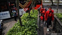 Sebanyak 4 bus Transjakarta yang membawa atlet tiba di Grand Cempaka pukul 13.00 WIB.