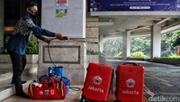 Koper-koper tersebut disemprot disinfektan sebelum masuk ke dalam hotel guna mencegah penyebaran virus Corona. Perlu diketahui Ketua Satuan Tugas (Satgas) Penanganan Covid-19 Ganip Warsito mengeluarkan Addendum Kedua Surat Edaran (SE) Nomor 17 Tahun 2021 tentang Ketentuan Perjalanan Orang Dalam Negeri pada Masa Pandemi COVID-19 untuk mengatur protokol kesehatan kepulangan kontingen PON XX Papua.