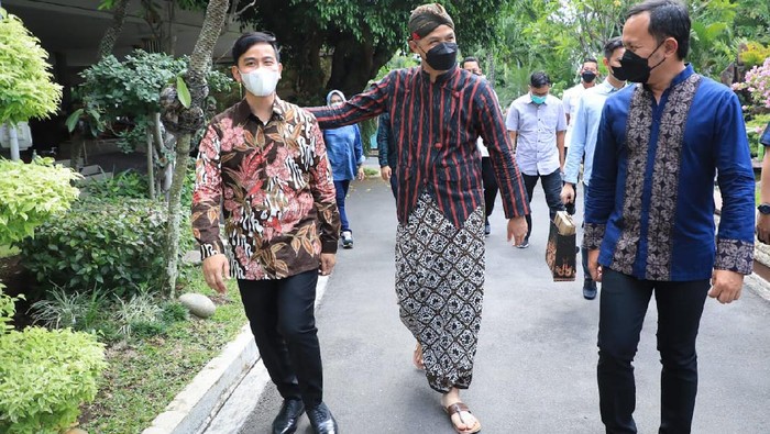 Wali Kota Bogor Bima Arya dan Wali Kota Solo Gibran Rakabuming Raka menemui Gubernur Jawa Tengah Ganjar Pranowo di Semarang, Kamis (14/10/2021).