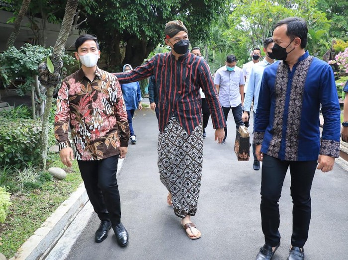 Wali Kota Bogor Bima Arya dan Wali Kota Solo Gibran Rakabuming Raka menemui Gubernur Jawa Tengah Ganjar Pranowo di Semarang, Kamis (14/10/2021).