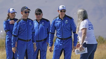 Berbeda dengan sosok Captain Kirk, komandan USS Enterprise yang tak kenal takut, Shatner menangis terharu di lokasi pendaratan, saat ia menceritakan pengalamannya pada Jeff Bezos, pemilik Blue Origin yang menerbangkannya ke antariksa. Foto: AP/LM Otero