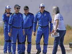 Detik-detik Aktor Star Trek Jadi Orang Tertua yang ke Antariksa