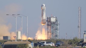 New Shepard diluncurkan dari fasilitas milik Blue Origin di Texas Barat, mencapai ketinggian di atas 100 kilometer sebelum kembali ke Bumi dengan selamat. Foto: AP/LM Otero