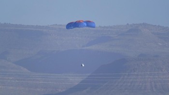 Kapsul itu diterbangkan secara mandiri, tanpa pilot manusia, dan kembali ke Bumi menggunakan satu set parasut untuk mendarat di gurun Texas. Foto: AP/LM Otero