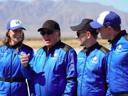 Detik-detik Aktor Star Trek Jadi Orang Tertua yang ke Antariksa