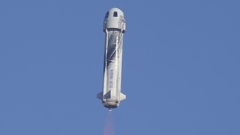 Blue Origin menyebut, pendorong roket New Shepard juga dapat digunakan kembali, dan mendarat di landasan beton di dekat lokasi peluncuran. NS-18 adalah peluncuran dan pendaratan keempat untuk booster ini. Foto: AP/LM Otero