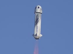 Detik-detik Aktor Star Trek Jadi Orang Tertua yang ke Antariksa