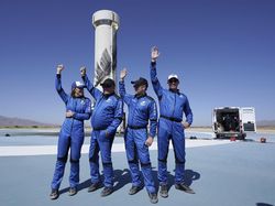 Detik-detik Aktor Star Trek Jadi Orang Tertua yang ke Antariksa