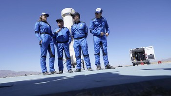 Rekor orang tertua ke antariksa sebelumnya dipegang oleh pelopor kedirgantaraan Wally Funk, yang pada usia 82 tahun terbang dengan pesawat pertama Blue Origin yang diluncurkan bulan Juli. Foto: AP/LM Otero