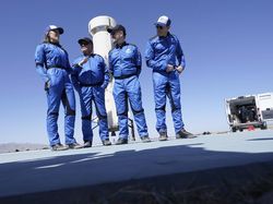 Detik-detik Aktor Star Trek Jadi Orang Tertua yang ke Antariksa