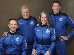 Detik-detik Aktor Star Trek Jadi Orang Tertua yang ke Antariksa