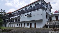Pemandangan alam yang ditawarkan dari Hotel Splendid adalah pemandangan Sungai Brantas. Walaupun saat ini bangunannya terlihat lawas, namun tergolong hotel mewah pada saat itu.