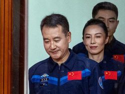 3 Astronaut China Siap Tinggal 6 Bulan di Luar Angkasa